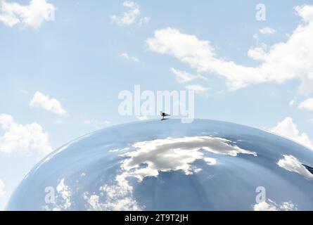 Chicago, USA – 05. Juni 2018: Reflexion of Wolken im Cloud Gate, auch bekannt als die Bean im Millennium Park in Chicago, Illinois. Stockfoto