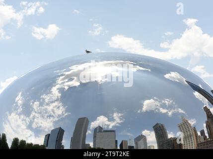 Chicago, USA – 5. Juni 2018: Reflection in the Cloud Gate, auch bekannt als die Bean im Millennium Park in Chicago, Illinois. Stockfoto