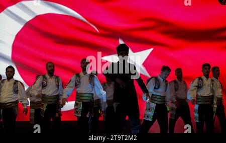 23. November 2023: Gaziantep, Turkiye, 23. November 2023. Traditioneller Folkloretanz wird während der offiziellen Eröffnung des â œSecond Gazi Gamesâ€ in der südtürkischen Stadt Gaziantep gespielt. An der Zeremonie nahmen der türkische Minister für Jugend und Sport Osman AÅŸkÄ±n Bak sowie lokale Politiker und Würdenträger Teil. Die Gazi-Spiele wurden in Abstimmung mit dem Gouvernement Gaziantep und der Großgemeinde Gaziantep sowie mit der Direktion für Jugend und Sport und der Direktion für nationale Bildung des Gouvernements organisiert (Credit Image: © Muhamm Stockfoto