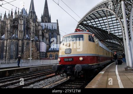 Die Lokomotive E03 001 des historischen Rheingold-Zuges verlässt den Hauptbahnhof, Kölner Dom, Köln. Lokomotive E03 001 des historischen Stockfoto