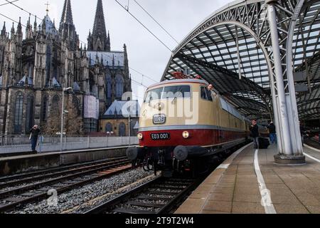 Die Lokomotive E03 001 des historischen Rheingold-Zuges verlässt den Hauptbahnhof, Kölner Dom, Köln. Lokomotive E03 001 des historischen Stockfoto