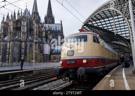 Die Lokomotive E03 001 des historischen Rheingold-Zuges verlässt den Hauptbahnhof, Kölner Dom, Köln. Lokomotive E03 001 des historischen Stockfoto