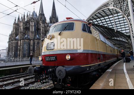 Die Lokomotive E03 001 des historischen Rheingold-Zuges verlässt den Hauptbahnhof, Kölner Dom, Köln. Lokomotive E03 001 des historischen Stockfoto