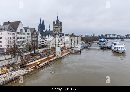 Die Rheinpromenade vor der Altstadt erhält eine neue Freischwingplatte, eine Baustelle, den Dom und die Kirche Gross St. Martin, Köln, Deutsch Stockfoto