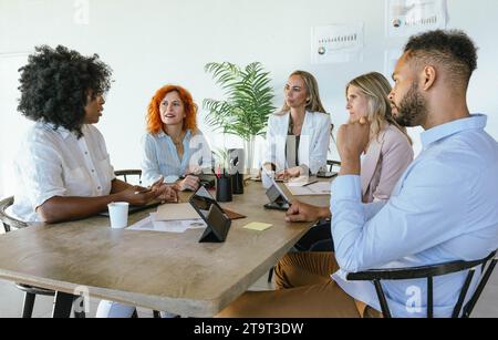 Professionelle Geschäftsleute diskutieren Ideen in einem Geschäftstreffen im Büro. Business- und Brainstorming-Konzept. Stockfoto