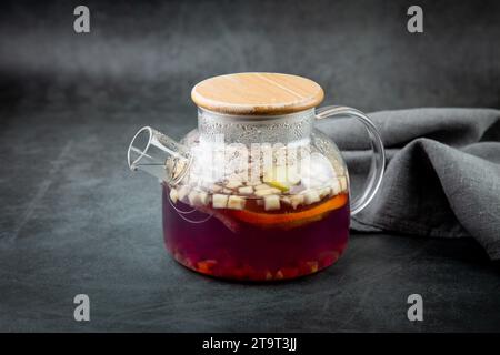 Heißer hausgemachter Tee mit Zimt, Zitrone und Minze, Seitenblick Stockfoto