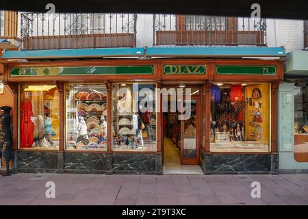 DIAZ, ein Geschäft, das auf Fans und typisch spanische Waren spezialisiert ist, Sevilla, Andalusien, Spanien Stockfoto
