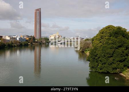 Blick über den Fluss Guadalquivir in Richtung Torre Pelli in Sevilla, Andalusien, Spanien Stockfoto