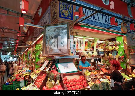 Obst- und Gemüsestand in Triana Market, Sevilla, Andalusien, Spanien Stockfoto