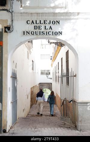Ein Paar, das den Callejon de la Inquisicion im Triana-Viertel entlang läuft. Sevilla, Andalusien, Spanien Stockfoto