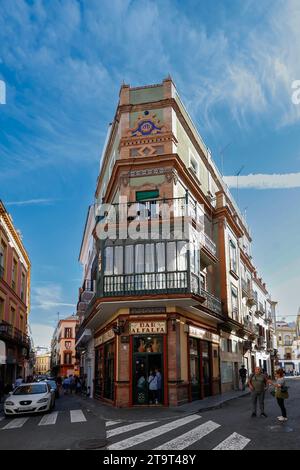Die prunkvolle und farbenfrohe Bar Alfalfa an der Ecke Calle Alfalfa und Calle Candilejo, Sevilla, Andalusien, Spanien. Stockfoto