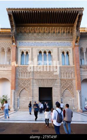 Die Hauptfassade des Palacio de Don Pedro I vom Patio de la Monteria im Real Alcázar, Sevilla, Andalusien, Spanien. Stockfoto