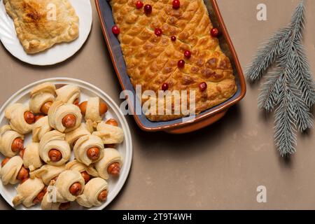 Schweine in einer Decke, traditionelles festliches Weihnachtsessen auf dem Tisch. Stockfoto