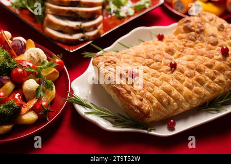 Traditionelle festliche Weihnachtsgerichte auf dem Tisch. Wellington mit Pilzen, gefüllten putenbrötchen, gefüllten Paprika Stockfoto