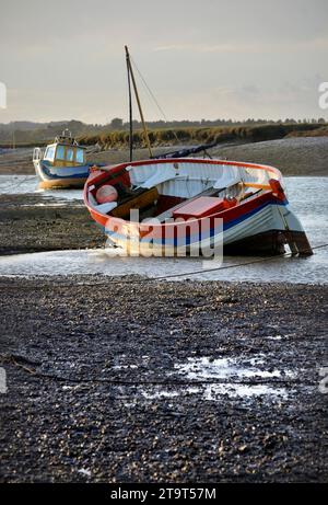 Fischerboote auf Grund bei Ebbe burnham Ovar halten im Norden norfolk englands Stockfoto