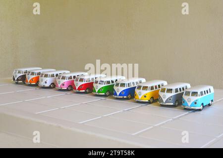 Transporter. Druckguss, Eisenminiatur von Lieferwagen in verschiedenen Farben, Brasilien, Südamerika, Seitenansicht, selektiver Fokus auf weißem Tisch auf weißem Hintergrund, mit U-Linien Stockfoto