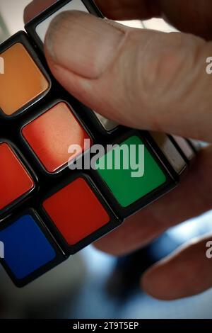 Hand spielt mit rubiks Cube Stockfoto