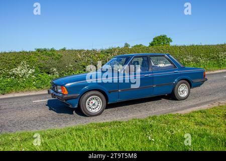 Blaue Ford Cortina1993 ccm Benzinlimousine aus den 1982 80er Jahren, Mark V oder TC3 4dr Limousine. Alte, restaurierte klassische Motoren, Autosammler, Autofahrer, historische Veteranenautos, die in Cheshire, Großbritannien, reisen Stockfoto