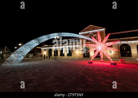 Lincoln City Christmas Lights Red Starburst, City Square, Lincolnshire, England, Großbritannien Stockfoto