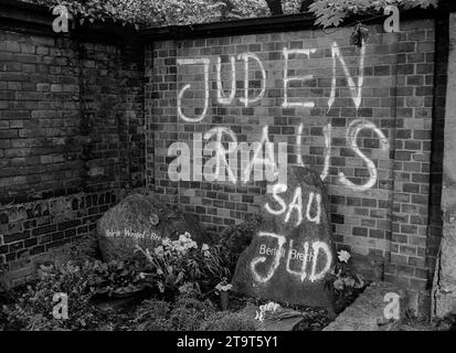 Schändung Brecht Grab DDR, Berlin, 12.05.1990, Demo/ Kundgebung gegen Schändung des Brecht Grabes, Juden raus, Saujud, Dorotheenstädtischer Friedhof, Â *** Schändung des Brechts Grabes DDR, Berlin, 12 05 1990, Demonstration gegen Schändung des Brechts Grabes, Juden raus, Saujud, Dorotheenstädtischer Friedhof, Â Credit: Imago/Alamy Live News Stockfoto