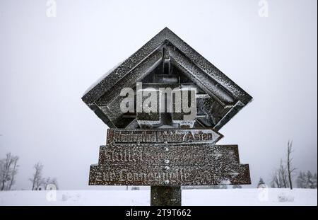 Winterberg, Deutschland. November 2023. Ein schneebedeckter Wegweiser für Wanderer steht auf der Kahler Asten. Das kalte und nasse Wetter setzt sich in Nordrhein-Westfalen fort. Über 300 bis 400 Meter kam es zu weiteren Schneefällen, in niedrigeren Lagen zu Regen oder Schneeregen. (Zu dpa 'nasses und kaltes Wetter geht weiter in NRW - Neuschnee in hohen Höhen') Credit: Oliver Berg/dpa/Alamy Live News Stockfoto