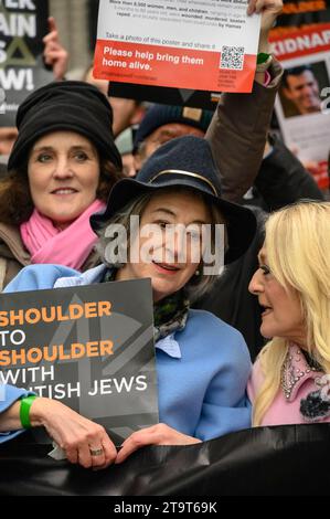 Dame Maureen Lipman mit Theresa Villuiers Abgeordneter (links) und Vanessa Feltz, Teilnahme am Marsch gegen Antisemitismus, London, 26. November 2023 Stockfoto