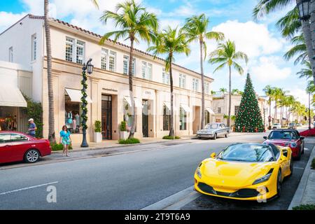 Weihnachtsdekoration und Ferrari, Worth Avenue, Palm Beach, Florida Stockfoto
