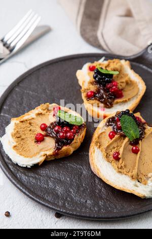 Kanapees mit Pastete, Minzblättern und Beeren, Seitenansicht Stockfoto