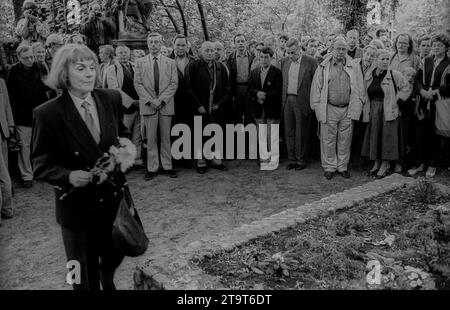 Schändung Brecht Grab DDR, Berlin, 12.05.1990, Demo/ Kundgebung gegen Schändung des Brecht Grabes, Dorotheenstädtischer Friedhof, Gisela Mai, Schauspielerin, Sängerin, â *** Schändung des Brechts Grabes DDR, Berlin, 12 05 1990, Demonstration gegen die Schändung des Brechts Grabes, Dorotheenstädtischer Friedhof, Gisela Mai, Schauspielerin, Sängerin, â Credit: Imago/Alamy Live News Stockfoto