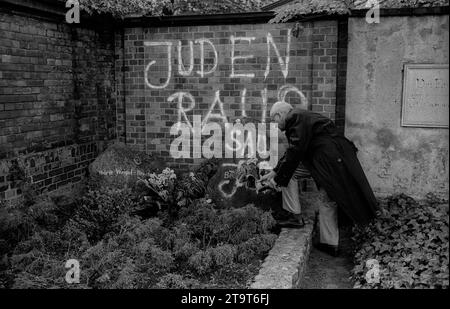 Schändung Brecht Grab DDR, Berlin, 12.05.1990, Demo/ Kundgebung gegen Schändung des Brecht Grabes, Juden raus, Saujud, Dorotheenstädtischer Friedhof, Manfred Wekwerth Intendant des Berliner Ensemble, Â *** Schändung des Brechts Grabes DDR, Berlin, 12 05 1990, Demonstration gegen Schändung des Brechts Grabes, Juden raus, Saujud, Dorotheenstädtischer Friedhof, Manfred Wekwerth Intendant des Berliner Ensembles, Â Credit: Imago/Alamy Live News Stockfoto