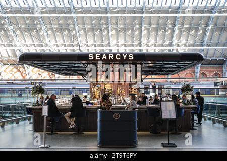 Searcy's Brasserie and Champagne Bar im Bahnhof St Pancras, High Level Concourse, People Sitting, London, England, Großbritannien Stockfoto