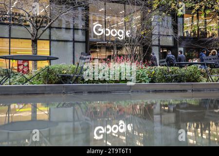 Google UK Hauptsitz und Eingang des Büros, Außenansicht mit Logo am Pancras Square, Kings Cross, London, UK Stockfoto