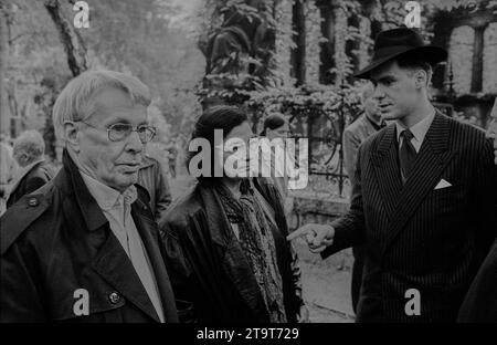 Schändung Brecht Grab DDR, Berlin, 12.05.1990, Demo/ Kundgebung gegen Schändung des Brecht Grabes, Dorotheenstädtischer Friedhof, Stefan Hermlin li. Und Christa Wolf Mitte, Â *** Schändung des Brechts Grabes DDR, Berlin, 12 05 1990, Demonstration gegen die Schändung des Brechts Grabes, Dorotheenstädtischer Friedhof, Stefan Hermlin li und Christa Wolf Mitte, Â Credit: Imago/Alamy Live News Stockfoto