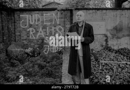 Schändung Brecht Grab DDR, Berlin, 12.05.1990, Demo/ Kundgebung gegen Schändung des Brecht Grabes, Juden raus, Saujud, Dorotheenstädtischer Friedhof, Manfred Wekwerth Intendant des Berliner Ensemble, Â *** Schändung des Brechts Grabes DDR, Berlin, 12 05 1990, Demonstration gegen Schändung des Brechts Grabes, Juden raus, Saujud, Dorotheenstädtischer Friedhof, Manfred Wekwerth Intendant des Berliner Ensembles, Â Credit: Imago/Alamy Live News Stockfoto