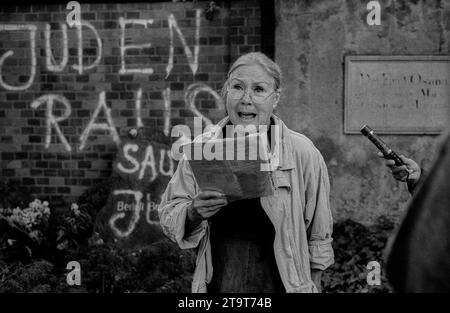 Schändung Brecht Grab DDR, Berlin, 12.05.1990, Demo/ Kundgebung gegen Schändung des Brecht Grabes, Juden raus, Saujud, Dorotheenstädtischer Friedhof, Käthe Reichel Schauspielerin, â *** Entweihung des Brecht-Grabes DDR, Berlin, 12 05 1990, Demonstration gegen die Entweihung des Brecht-Grabes, Juden raus, Saujud, Dorotheenstädtischer Friedhof, Käthe Reichel Schauspielerin, â Credit: Imago/Alamy Live News Stockfoto