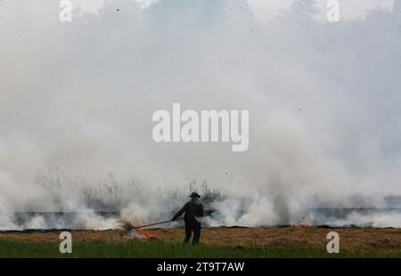 Nakhonsawan, Thailand. November 2023. Ein Bauer verbrennt ein Reisfeld in der thailändischen Provinz Nakhonsawan, nördlich von Bangkok. Quelle: SOPA Images Limited/Alamy Live News Stockfoto