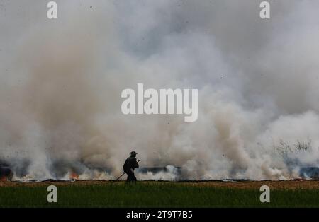 Nakhonsawan, Thailand. November 2023. Ein Bauer verbrennt ein Reisfeld in der thailändischen Provinz Nakhonsawan, nördlich von Bangkok. Quelle: SOPA Images Limited/Alamy Live News Stockfoto