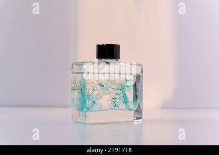 Aromadiffusor auf hellem Hintergrund, Aromatherapie Stockfoto