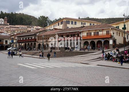 Bögen am Rand der Plaza de Armas (Cusco-Hauptplatz) mit dem Cristo Blanco auf dem Hügel. Cusco, Peru, 7. Oktober 2023. Stockfoto