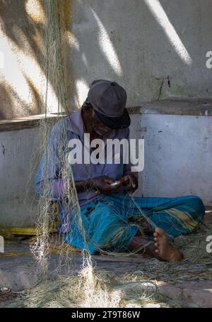 Fisherman repariert sein Fischernetz in Sri Lanka Stockfoto