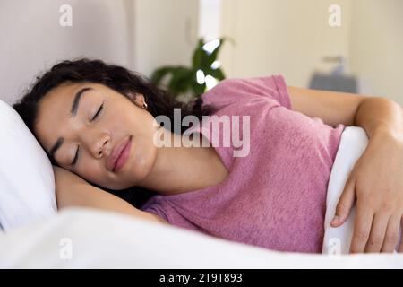 Birassische Frau, die im Bett in sonnigem Haus schläft. Lebensstil, Freizeit und häusliches Leben, unverändert. Stockfoto