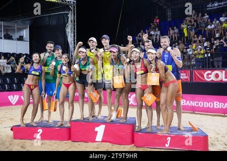 Joao Pessoa, Brasilien. November 2023. Cottafava (2. L hinter) /Nicolai (1. L hinter) von Italien, ?hman (3. L hinter) /Hellvig (3. R hinter) von Schweden, Boermans (1. R hinter) /de Groot (2. R hinter) von den Niederlanden, Barbara (1. L Front) /Carol (2. L Front) von Brasilien, Patricia (3. R Front) /Duda (3. L Front) von Brasilien und Xue Chen (1. R Front) /Xia Xinyi (2. R Front) von China posieren für Fotos während der Preisverleihung der World Beach Volleyball Pro Tour 2023 in Joao Pessoa, Brasilien, 26. November 2023. Quelle: Wang Tiancong/Xinhua/Alamy Live News Stockfoto