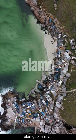 Angelhafen und Kai in Arraial do Cabo. Bau von Lagerräumen und Gerüsten für Boote und Angelausrüstung auf der Klippe Stockfoto