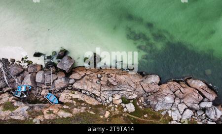 Angelhafen und Kai in Arraial do Cabo. Bau von Lagerräumen und Gerüsten für Boote und Angelausrüstung auf der Klippe Stockfoto