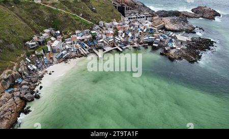 Angelhafen und Kai in Arraial do Cabo. Bau von Lagerräumen und Gerüsten für Boote und Angelausrüstung auf der Klippe Stockfoto