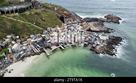 Angelhafen und Kai in Arraial do Cabo. Bau von Lagerräumen und Gerüsten für Boote und Angelausrüstung auf der Klippe Stockfoto