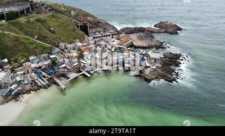 Angelhafen und Kai in Arraial do Cabo. Bau von Lagerräumen und Gerüsten für Boote und Angelausrüstung auf der Klippe Stockfoto