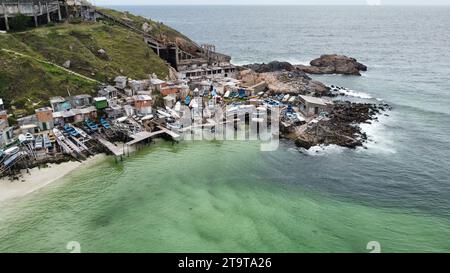 Angelhafen und Kai in Arraial do Cabo. Bau von Lagerräumen und Gerüsten für Boote und Angelausrüstung auf der Klippe Stockfoto