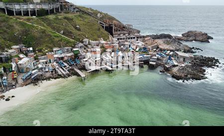 Angelhafen und Kai in Arraial do Cabo. Bau von Lagerräumen und Gerüsten für Boote und Angelausrüstung auf der Klippe Stockfoto