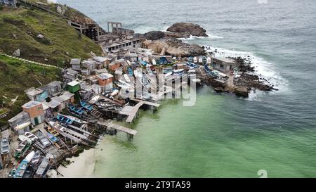 Angelhafen und Kai in Arraial do Cabo. Bau von Lagerräumen und Gerüsten für Boote und Angelausrüstung auf der Klippe Stockfoto